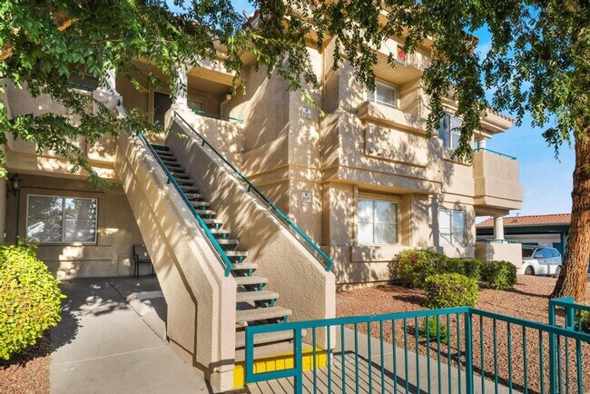 Foto del edificio - **Elegant Upstairs Condo in Tranquil Hende...