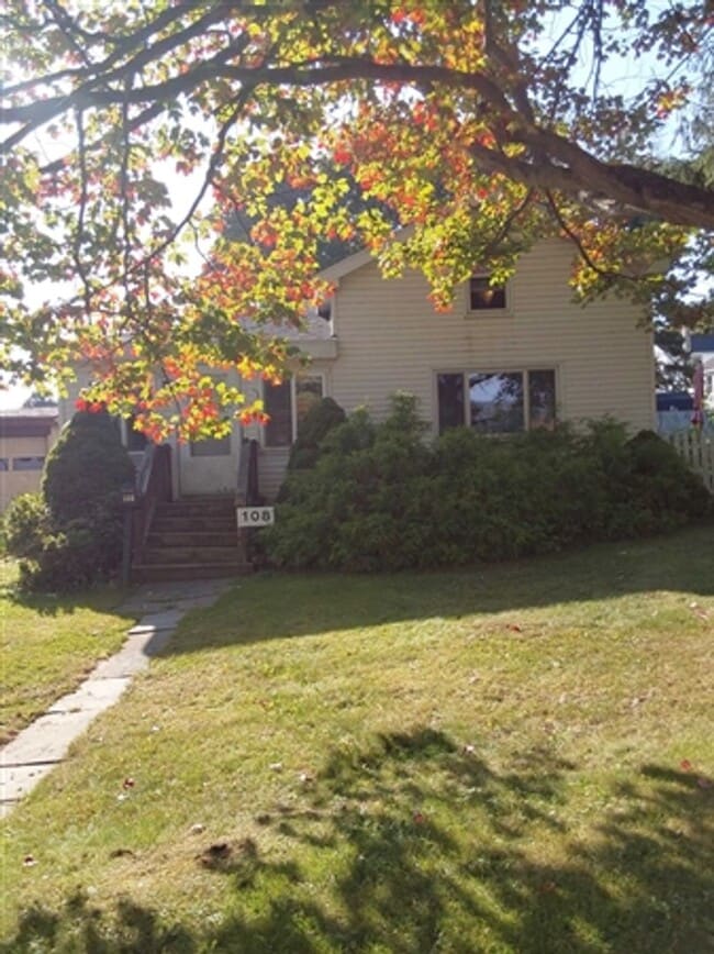 Building Photo - Beautiful 3 bdrm Home! Double Lot!