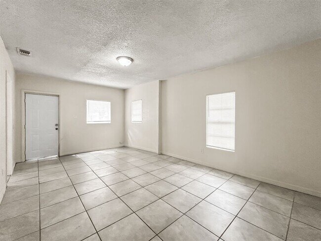 Foto del edificio - Updated and Move-In Ready in Prime Tampa Location! 4bed | 1bath