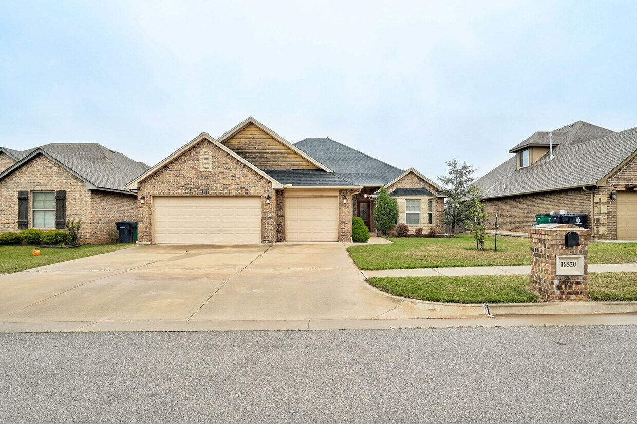 Primary Photo - Beautiful & Large 4 Bed 2 Bath Home in Edm...