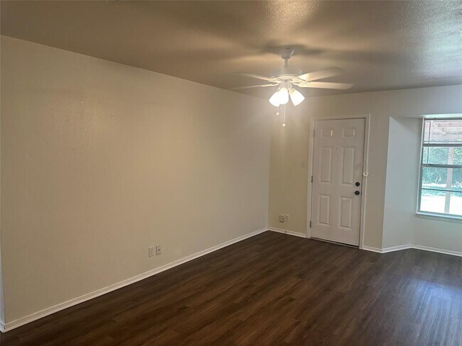 Foto del edificio - 8510 Woodstone Dr