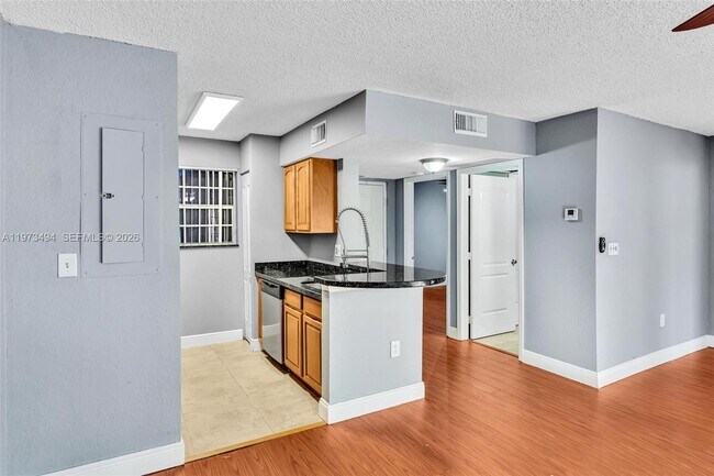 Foto del edificio - 2810 N Oakland Forest Dr