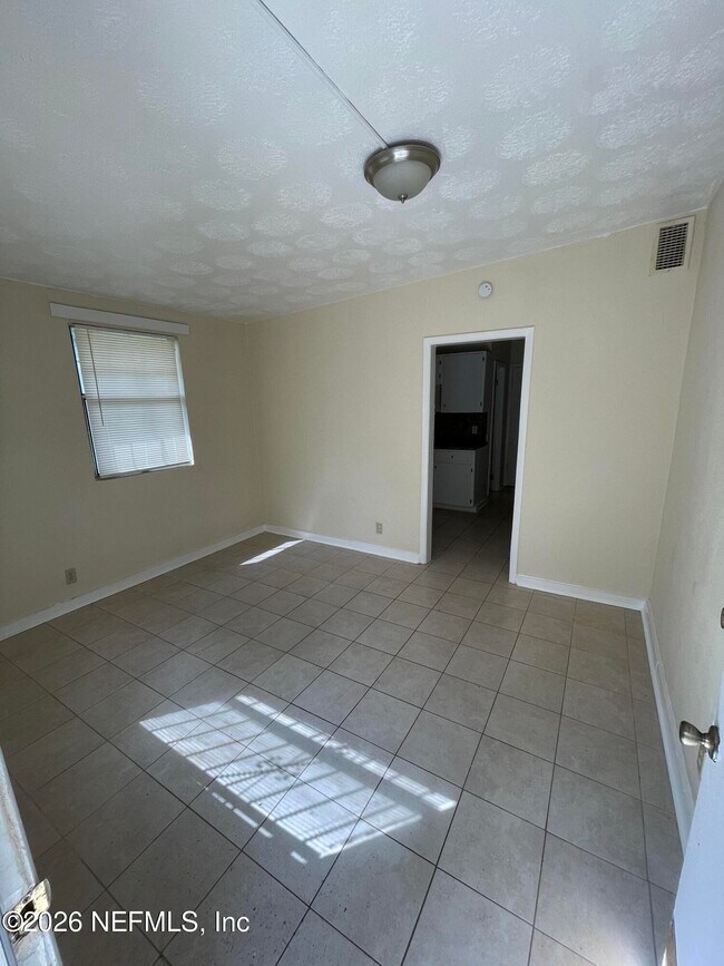 Foto del edificio - 2179 W 40th St