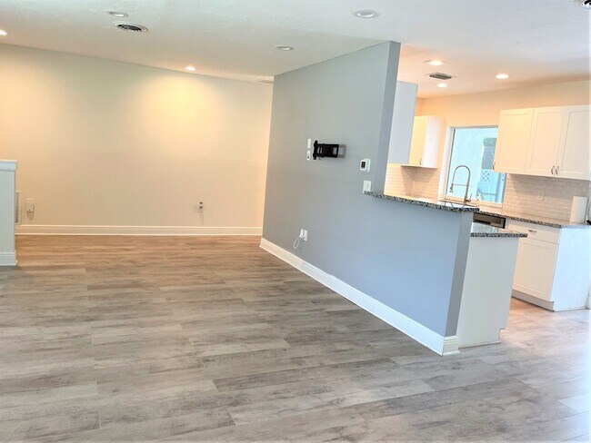 Building Photo - Annual Rental – Updated Nokomis Single Fam...
