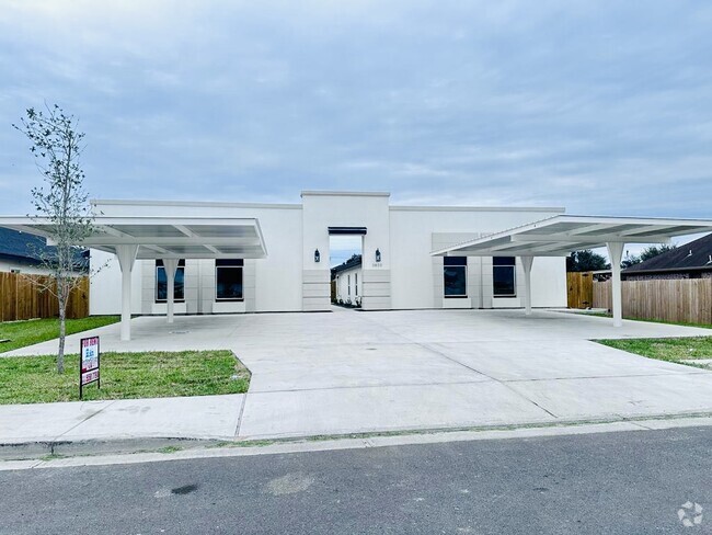 Building Photo - 3704 N Robin Ave
