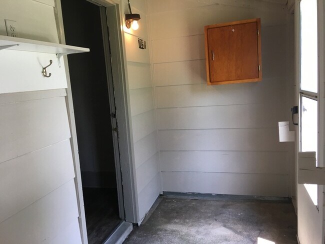 Building Photo - Nice 1 bedroom 1 bath Apt - Back Apartment