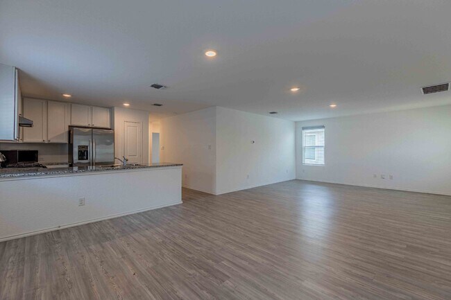 Foto del edificio - 6562 Runaway Row