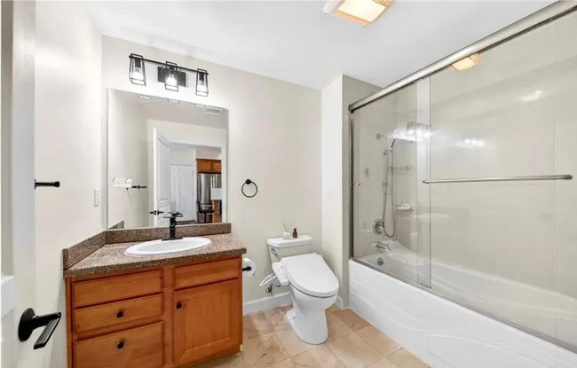 Baño - 2321 W 10th St