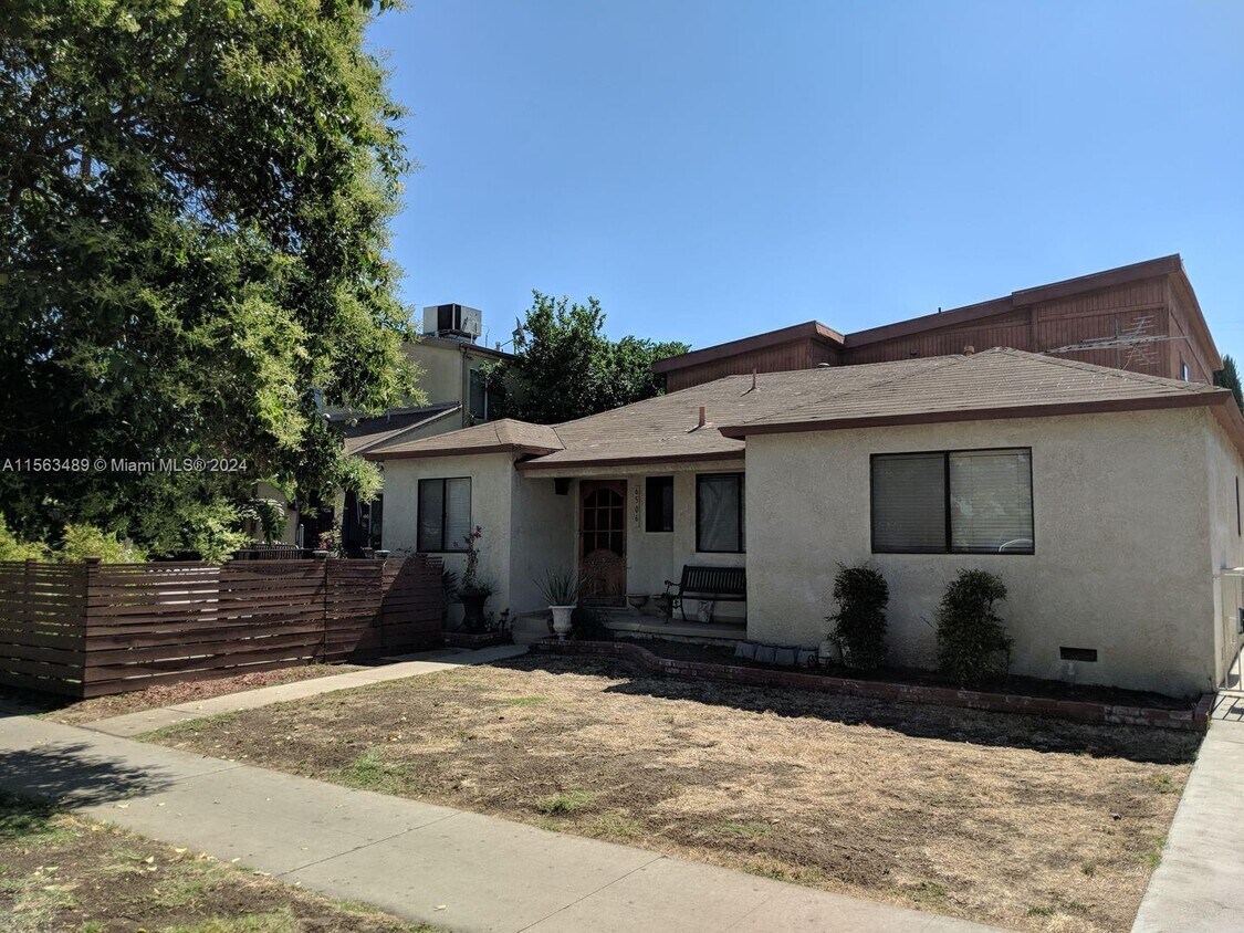 Primary Photo - 6506 Balboa Blvd