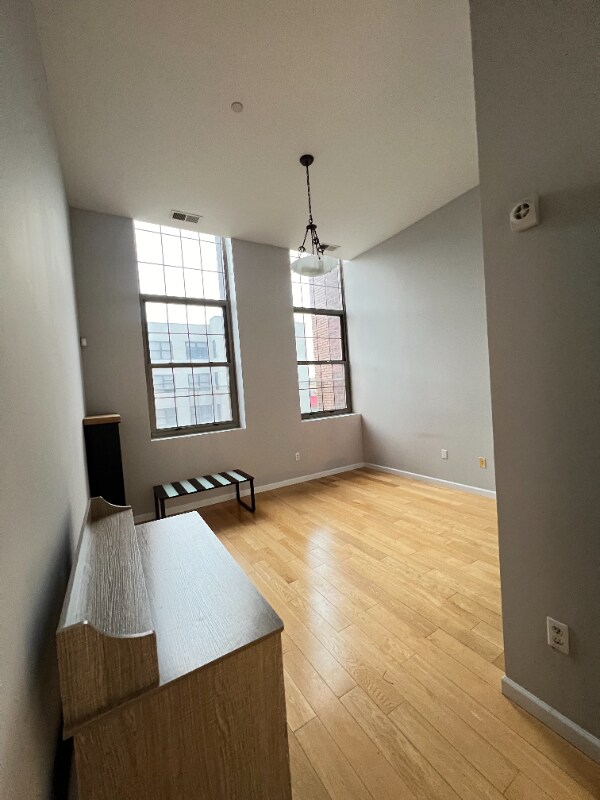 Building Photo - 175 Broadway
