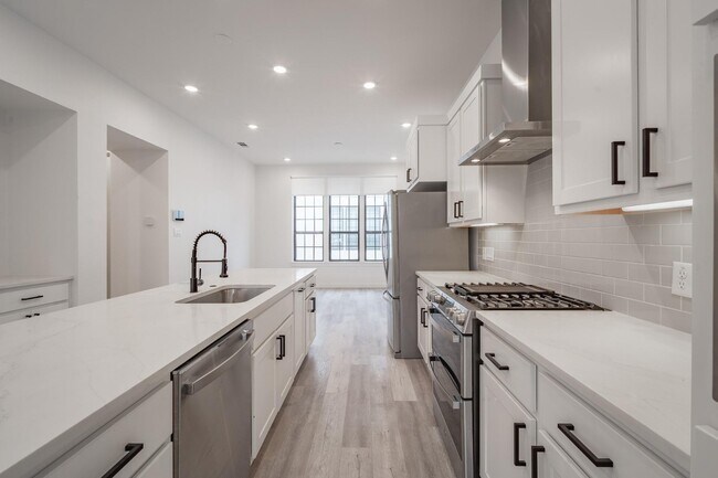 Foto del edificio - Gated Luxury Townhomes with yard + Roof Patio