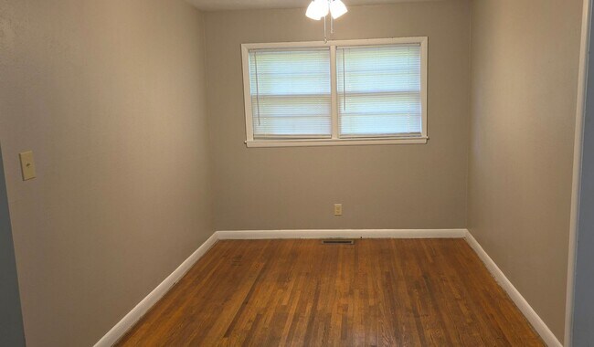 Foto del edificio - Nice brick 3 bedroom home! $1250! Large fenced yard!