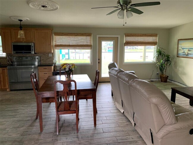 Building Photo - 166 Creekside Dr