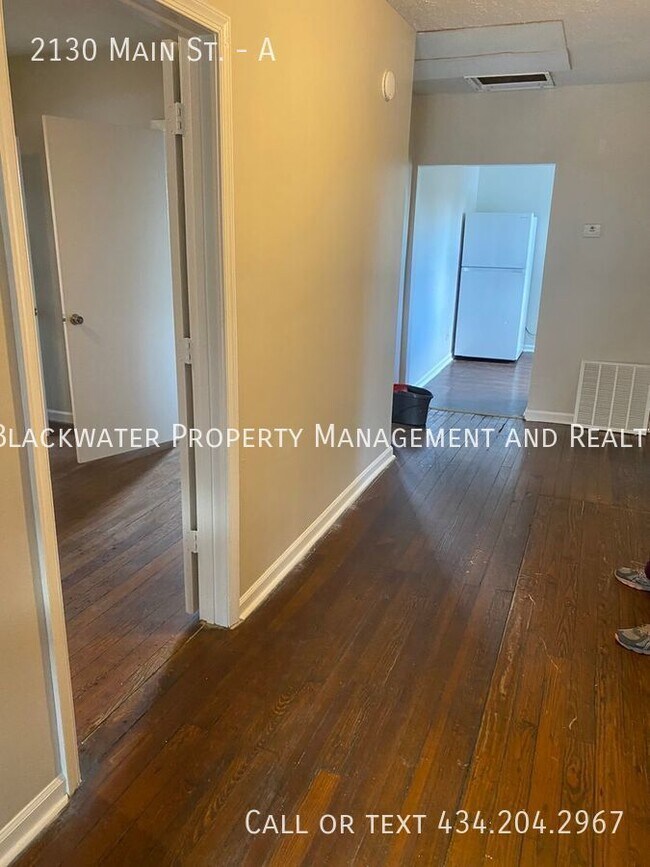 Building Photo - 3 Bedroom Downtown Apartment!