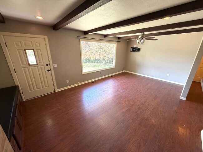 Foto del edificio - Pet Friendly 2 bed 1/5 bath Single Family Home With Fully Fenced Yard and Garage in great neighbo...