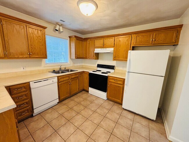 Building Photo - 2 Bedroom, 1.5 Bath Townhouse