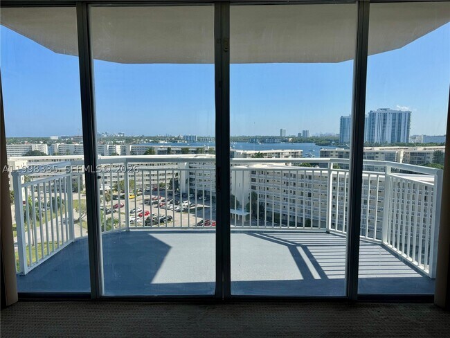 Foto del edificio - 18011 Biscayne Blvd