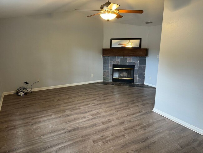 Building Photo - Beautifully Updated Two Bed, Two Bath Pair...