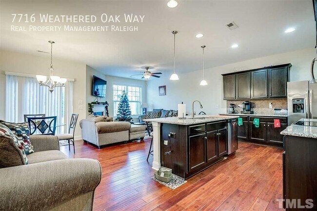 Foto del edificio - 7716 Weathered Oak Way