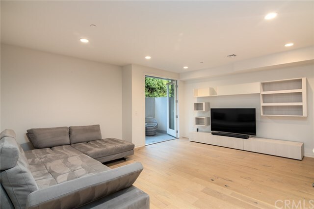 Foto del edificio - 4240 Laurel Canyon Blvd