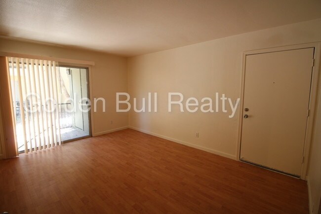 Building Photo - 740 W Elm St