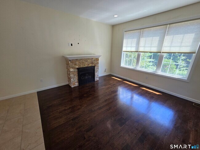 Building Photo - 10 Oak Meadows Dr