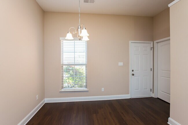 Building Photo - 2952 N Hartland Dr