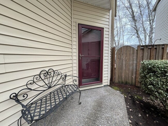 Foto del edificio - Inviting Two-Story 3BR Home Featuring Gas Range, Walk-In Closet, and Built-In Deck Seating