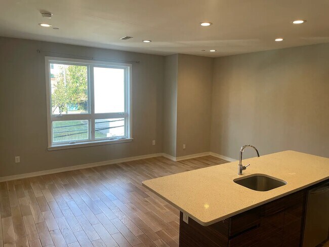 Foto del edificio - 1439 N Franklin St