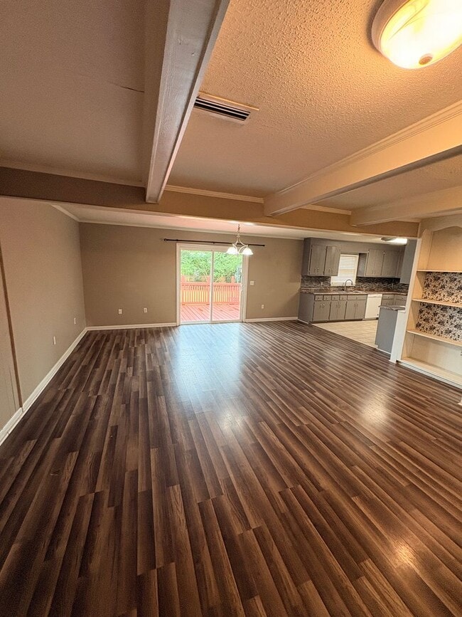 Building Photo - 102 Navaho Dr