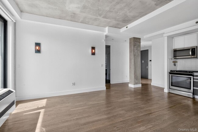 Building Photo - 225 E 138th St
