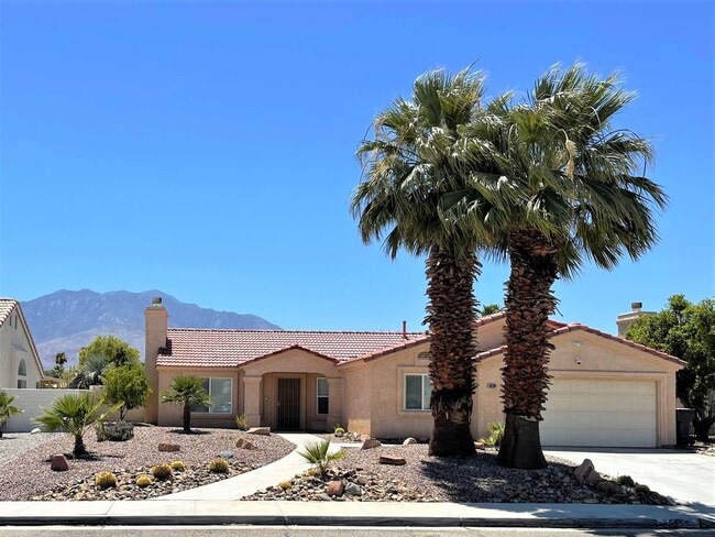 Building Photo - 3+ bedroom, 2 bath pool and spa home