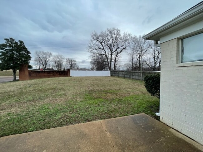 Foto del edificio - CORNER LOT!