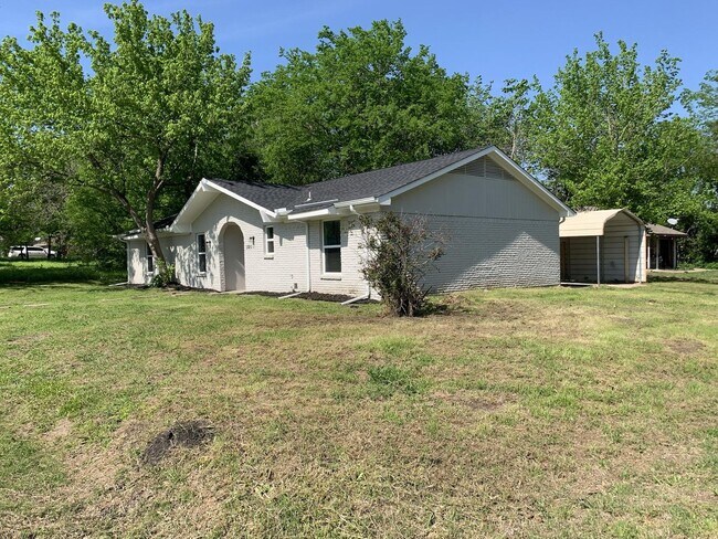 Building Photo - Freshly Remodeled 3 Bed 2 Bath Home!