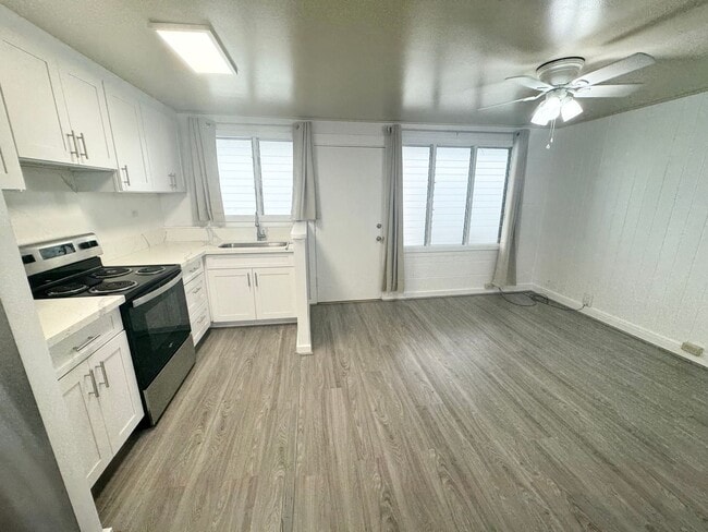 Building Photo - Rarely available one bedroom w/ covered parking near Ward!