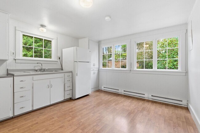 Building Photo - Scandia Water View Cottage