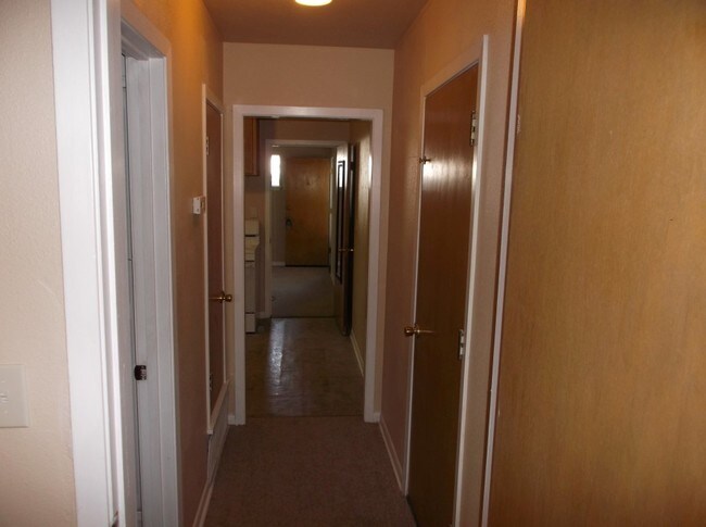 Building Photo - 215 Queen Anne Ct