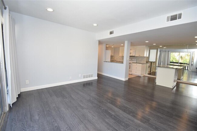 Building Photo - 56 Club House Dr