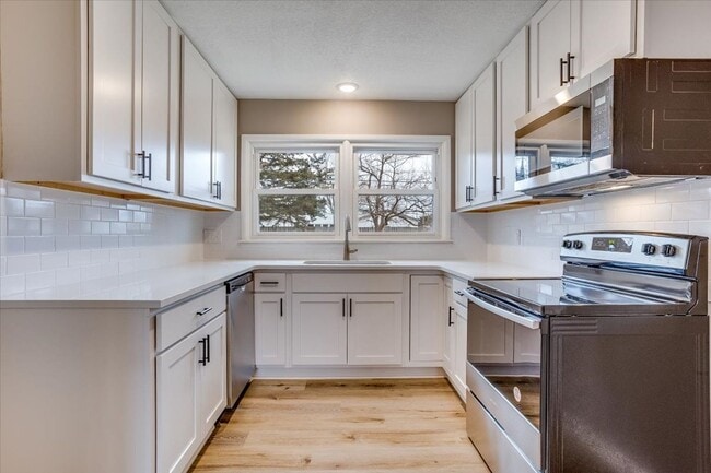 Building Photo - Beautiful Haysville Home