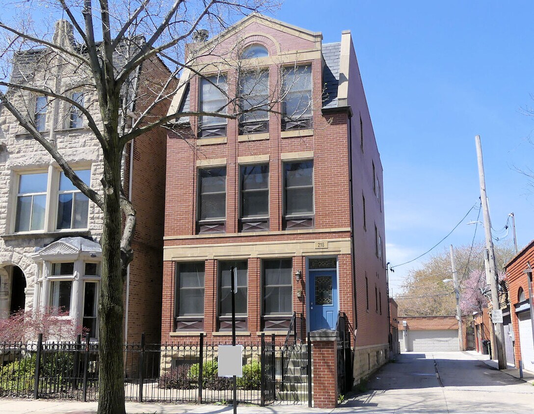 Front View of Building - 218 Laflin S St