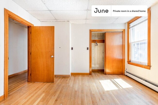 Building Photo - Room in Shared 5 bed/1 bath home in Mission Hill