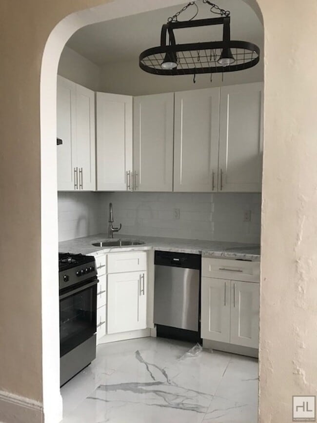 Building Photo - BEDFORD AVENUE / Spacious 1-Bed 1-Bath