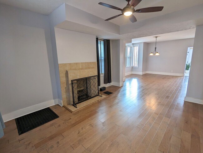 Building Photo - Huge 5 Bedroom, 3.5 Bathroom House Availab...