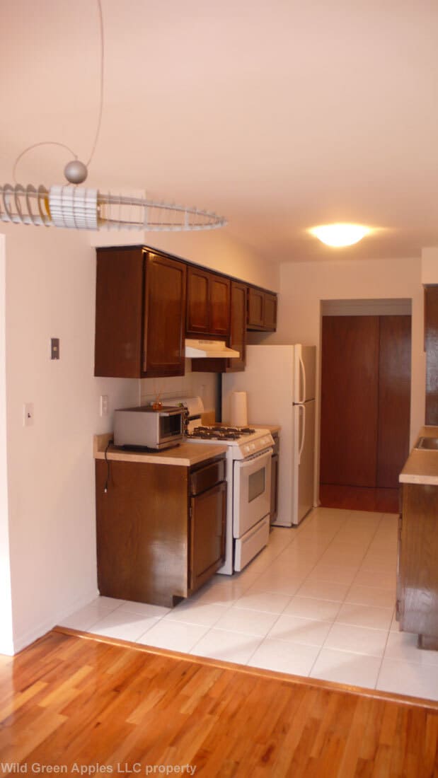 Building Photo - 7 E Lawrence Park Dr