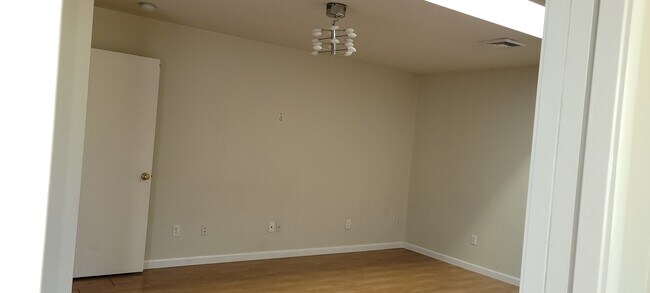 Building Photo - 897 Ruth Dr