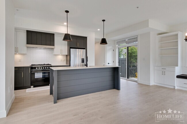 Photo du bâtiment - Modern 3-Bedroom Townhouse in Quiet Langle...