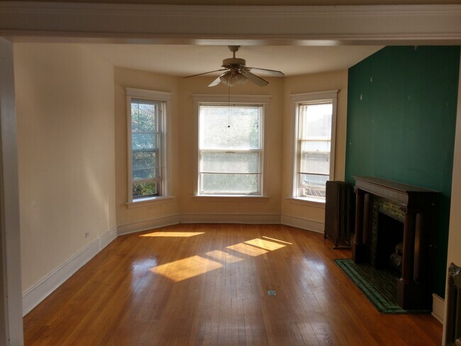 Building Photo - 1758 W Sunnyside Ave