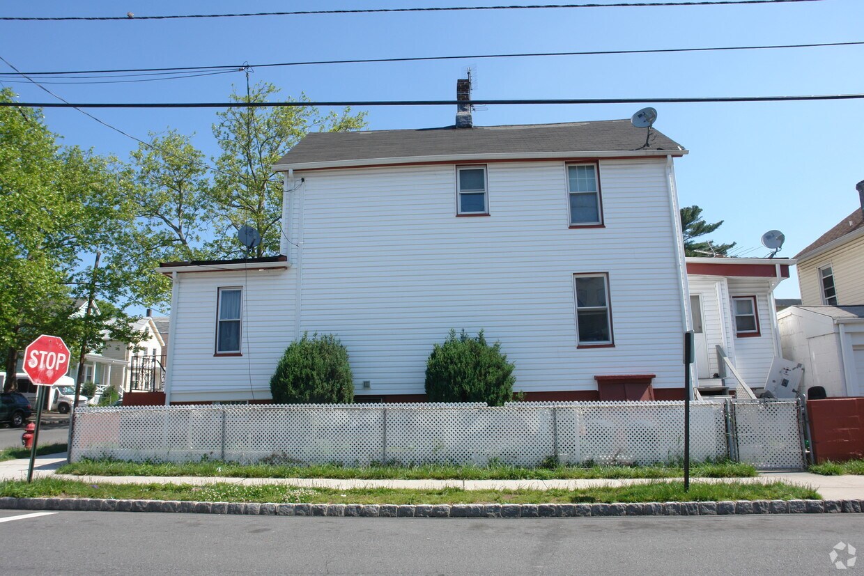 Primary Photo - 204 Gordon St
