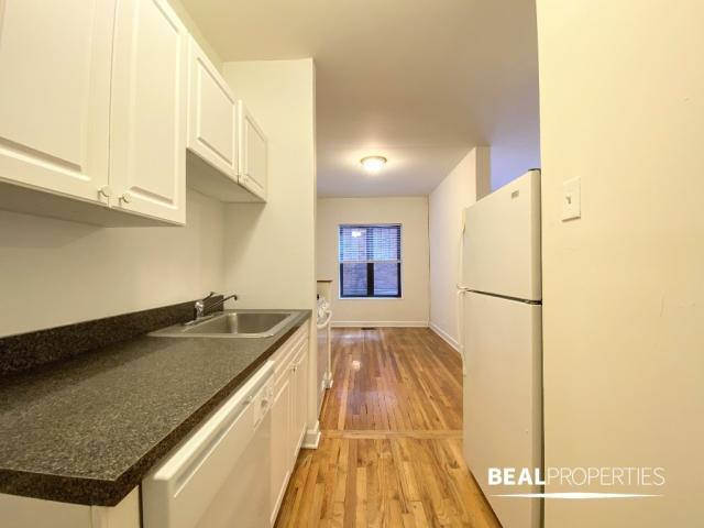 Building Photo - 1 bedroom in CHICAGO IL 60657