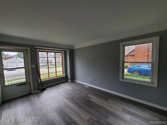 Foto del edificio - 22344 Firwood Ave